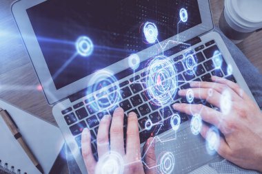 Erkeklerin ellerinin bilgisayar klavyesini ve veri temalı hologram çizimini yazarken çoklu pozlama. Üst Manzara. Teknoloji konsepti.