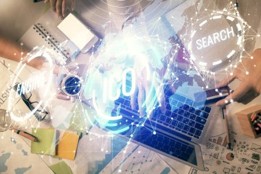 Kadın ve erkeğin birlikte çalışırken çift pozlama ve şifreli hologram çizimi. Bilgisayar arkaplanı. Blockchain konsepti. Üst Görünüm.