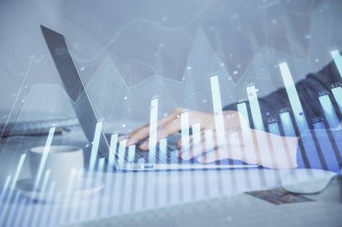 İş kadınlarının bilgisayar ve ön grafik hologram çizimlerini yazarken çift pozlama. Mali analiz kavramı.