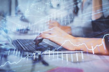 Bilgisayarda ve finansal grafik hologramında yazı yazan kadın ellerine çoklu maruz kalma. Borsa analizi kavramı.