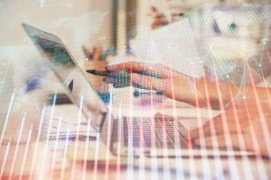 Bilgisayarda ve finansal grafik hologramında yazı yazan kadın ellerine çoklu maruz kalma. Borsa analizi kavramı.
