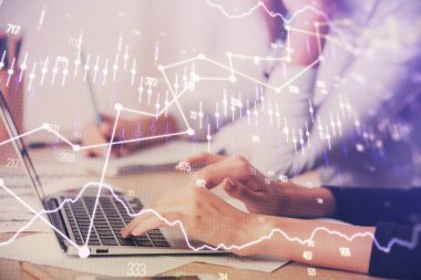 Bilgisayarda ve finansal grafik hologramında yazı yazan kadın ellerine çok maruz kalmış. Borsa analizi kavramı.