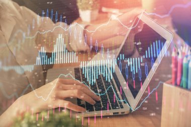 Bilgisayarda ve ön x grafik hologram çiziminde kadın eli yazarken çift pozlama. Borsa yatırım kavramı.