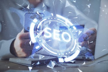 Kredi kartı ve SEO çizimi tutan bir adamın ellerine iki kez maruz kalmış. İnternet E-ticaret konseptinde arama motoru optimizasyonu.