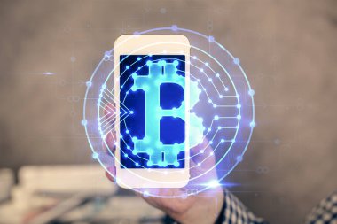 Erkeklerin el ele tutuşmalarının ve telefon ve kripto para birimi engelleme teması çiziminin iki kez görüntülenmesi.