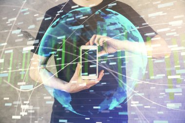 Erkeklerin el ele tutuşup telefon kullanırken ve uluslararası iş teması çizerken çift pozlama.