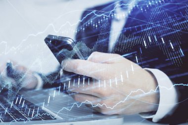 Erkeklerin el ele tutuşup dijital telefon ve forx grafik çizimleri kullanırken birden fazla pozlama. Finansal piyasa kavramı.