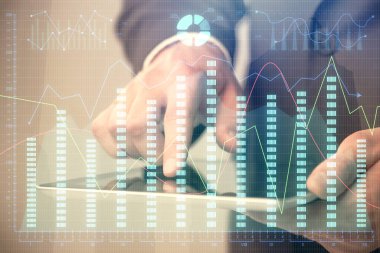 Bir adamın el ele tutuşup, telefon ve finansal çizim kullanırken birden fazla pozlama. Pazar analizi kavramı.