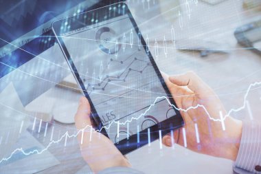 Bir adamın elini tutarken ve bir telefon ve finansal grafik çizimi kullanırken çift pozlama. Analiz kavramı.