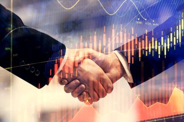 Forx grafik hologramı ve iki adamın el sıkışması. Borsa konsepti.