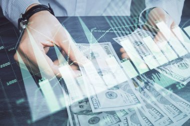 Finansal grafiğe çoklu pozlama hologram, Amerikan dolarları ve insan eli. Analiz kavramı.