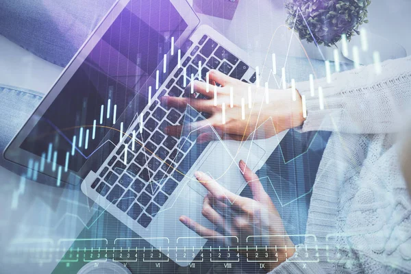 Doppelbelichtung von Frauenhänden, die an Computer- und Forex-Diagramm-Hologrammzeichnung arbeiten. Draufsicht. Finanzanalysekonzept. — Stockfoto