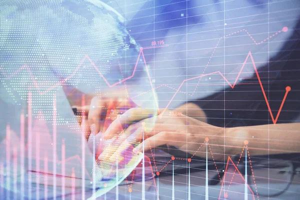 Multi expozice ženských rukou psaní na počítači a finanční graf hologram kreslení. Koncept analýzy akciového trhu. — Stock fotografie