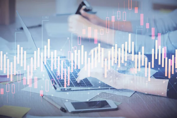 Multi exposición de las manos de la mujer escribiendo en el dibujo del holograma de la computadora y de la carta financiera. Concepto de análisis bursátil. — Foto de Stock