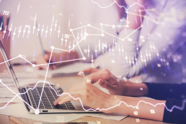 Multi exposición de las manos de la mujer escribiendo en el dibujo del holograma de la computadora y de la carta financiera. Concepto de análisis bursátil. — Foto de Stock