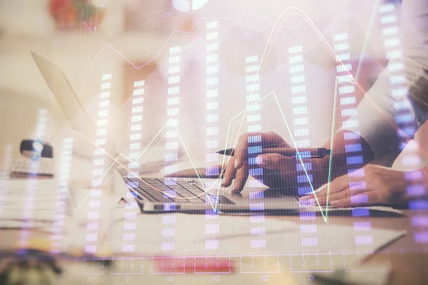 Multi exposición de las manos de la mujer escribiendo en el dibujo del holograma de la computadora y de la carta financiera. Concepto de análisis bursátil. — Foto de Stock