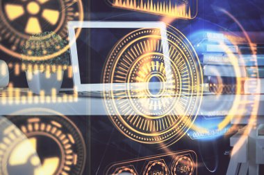 Bilgisayar, teknoloji temalı hologramla birlikte ofiste. Çifte maruziyet. Teknoloji kavramı.