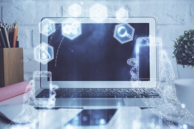 Bilgisayar, teknoloji temalı hologramla birlikte ofiste. Çifte maruziyet. Teknoloji kavramı.