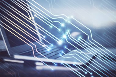 Masaüstü bilgisayarı ve teknoloji temalı holograma çift pozlama. Yazılım geliştirme kavramı.