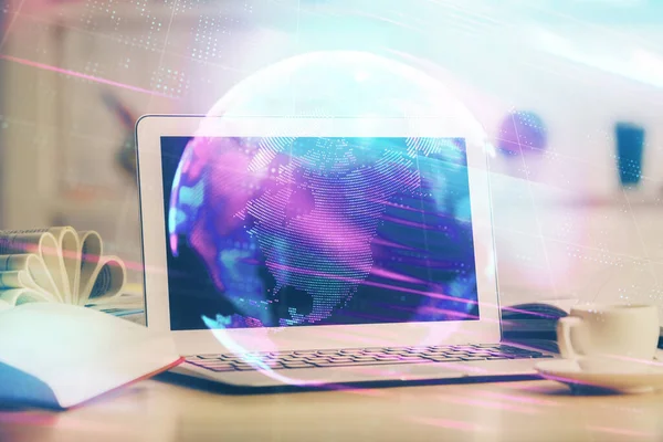 Počítač na ploše v kanceláři s technologickým hologramem. Dvojité vystavení. Technický koncept. — Stock fotografie