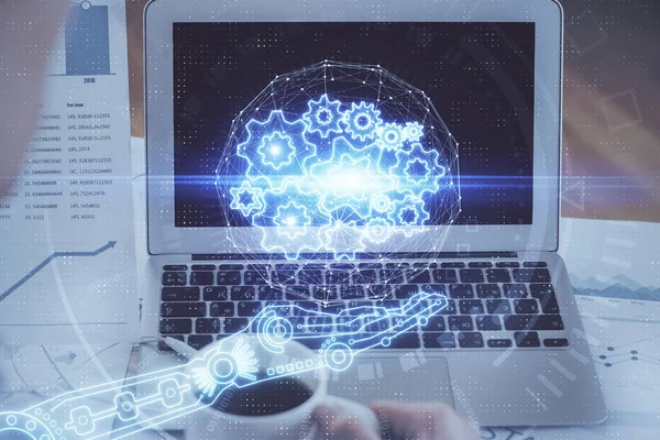 Dizüstü bilgisayar ve teknoloji temalı holograma çifte maruz kalma. Serbest çalışma kavramı.