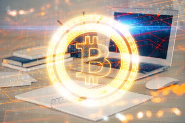 Blockchain temalı holograma ve bilgisayar arkaplanlı masaya çoklu maruz kalma. Bitcoin şifreleme para birimi kavramı.