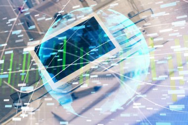 İş teması simgelerinin çoklu pozlandırılması ve bilgisayar geçmişi olan masa. Başarı kavramı.