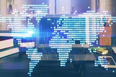 İş teması simgelerinin çoklu pozlandırılması ve bilgisayar geçmişi olan masa. Başarı kavramı.