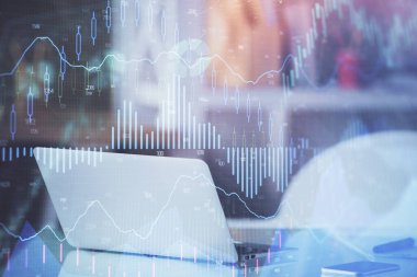 Masası ve kişisel bilgisayarı olan borsa grafiği. Çifte maruziyet. Mali analiz kavramı.