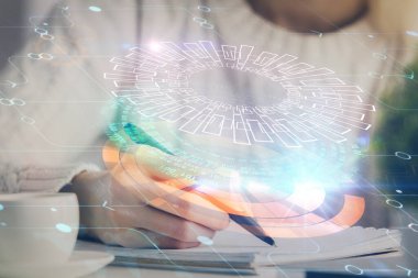 Veri çözeltisi hologramı ile arka plan üzerine yazılan ellere çoklu maruz kalma. Teknoloji konsepti.