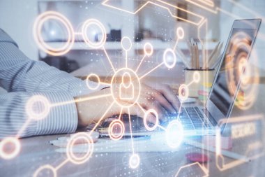 Sosyal ağ temalı hologramda iş adamı arka planda bilgisayar üzerinde çalışıyor. Dünya çapında ağ kavramı. Çoklu pozlama.