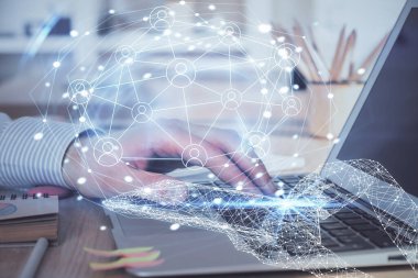 Sosyal ağ temalı hologramda iş adamı arka planda bilgisayar üzerinde çalışıyor. Dünya çapında ağ kavramı. Çoklu pozlama.