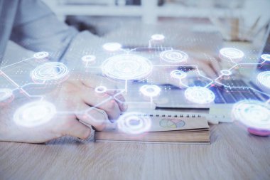 Sosyal ağ temalı hologramda iş adamı arka planda bilgisayar üzerinde çalışıyor. Dünya çapında ağ kavramı. Çoklu pozlama.