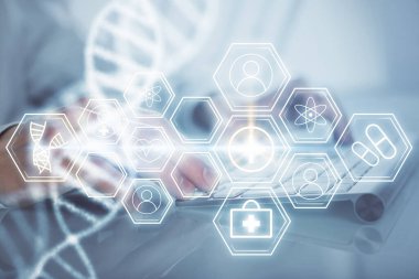 DNA hologramı ve iş adamı arka planda bilgisayar üzerinde çalışıyor. Biyomühendislik kavramı. Çift pozlama.