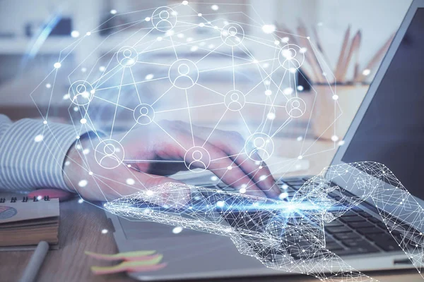 Sosyal ağ temalı hologramda iş adamı arka planda bilgisayar üzerinde çalışıyor. Dünya çapında ağ kavramı. Çoklu pozlama.