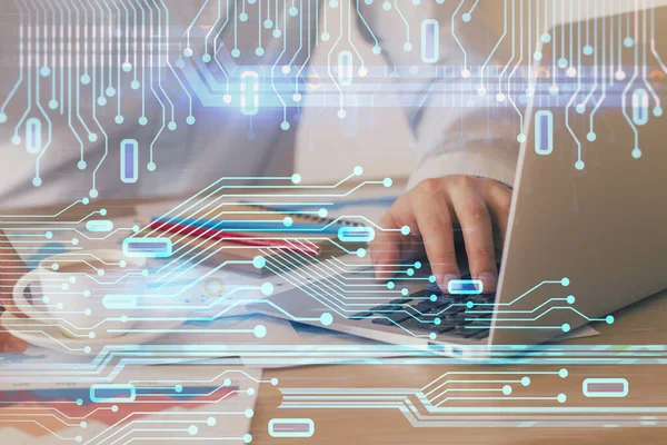 Veri temalı hologramın arka planda bilgisayarla çalışan bir adam tarafından çifte maruz bırakılması. Yenilik kavramı.