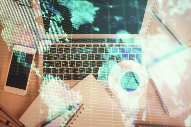 Masaüstü arkaplanındaki bilgisayarın üzerinde iş temalı hologram çizimleri. Üst Manzara. Çoklu maruz kalma. Uluslararası bağlantılar kavramı.