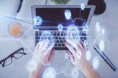 Erkeklerin ellerinin bilgisayar klavyesini ve veri temalı hologram çizimini yazarken çoklu pozlama. Üst Manzara. Teknoloji konsepti.