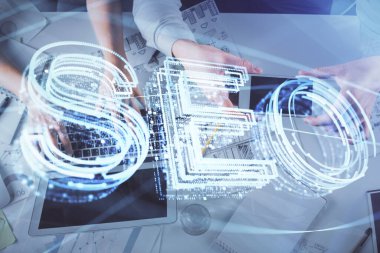 SEO hologram çizimleri ve birlikte çalışan kadın ve erkeğin çifte pozu. Arama motoru konsepti. Bilgisayar arkaplanı. Üst Görünüm.
