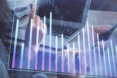 Kadın ve erkeğin birlikte çalıştığı çifte pozlama ve ön plan hologramı. İş konsepti. Bilgisayar arkaplanı.