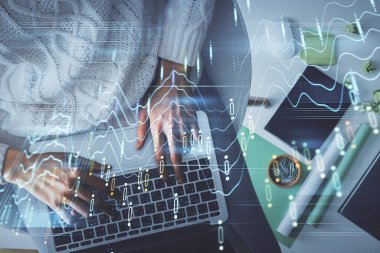 Bilgisayar ve önx çizim hologramı üzerinde çalışan kadın elinin çoklu pozu. Üst Manzara. Mali analiz kavramı.