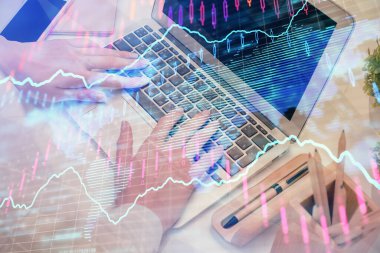 Bilgisayarda ve ön x grafik hologramında yazı yazan kadın ellerine çok maruz kalmış. Borsa analizi kavramı.