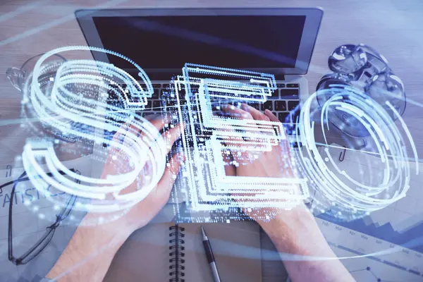 İnsan elinin bilgisayar klavyesini ve SEO hologram çizimlerini yazarken çoklu pozlama. Üst Manzara. Arama optimizasyon kavramı.