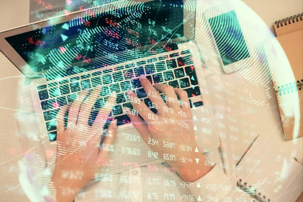 Doppelbelichtung von Frauenhänden, die an Computer- und Finanzthemen-Hologrammzeichnungen arbeiten. Draufsicht. Geschäftskonzept. — Stockfoto