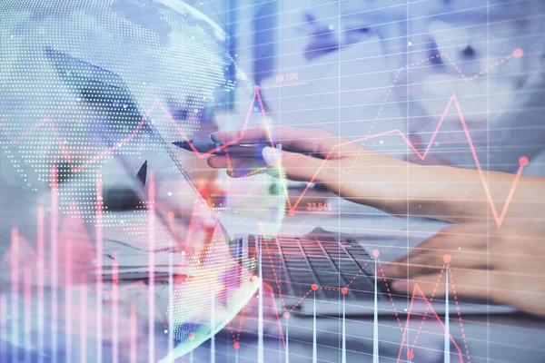 Mehrfachbelichtung von Frauenhänden beim Tippen auf Computer- und Finanzgrafik-Hologrammen. Aktienmarktanalysekonzept. — Stockfoto