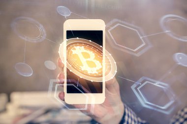 Erkeklerin el ele tutuşmalarının ve telefon ve kripto para birimi engelleme teması çiziminin iki kez görüntülenmesi.