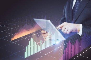 Erkeklerin el ele tutuşup dijital bir cihaz ve ön grafik çizimi kullanırken çift pozlama. Finansal piyasa kavramı.