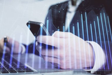 Erkeklerin el ele tutuşup dijital telefon ve forx grafik çizimleri kullanırken birden fazla pozlama. Finansal piyasa kavramı.