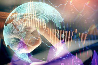 Bir adamın el ele tutuşup, telefon ve finansal çizim kullanırken birden fazla pozlama. Pazar analizi kavramı.