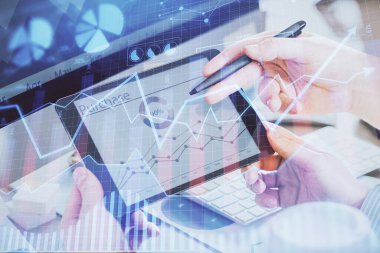 Bir adamın elini tutarken ve bir telefon ve finansal çizim kullanırken çift pozlama. Pazar analizi kavramı.